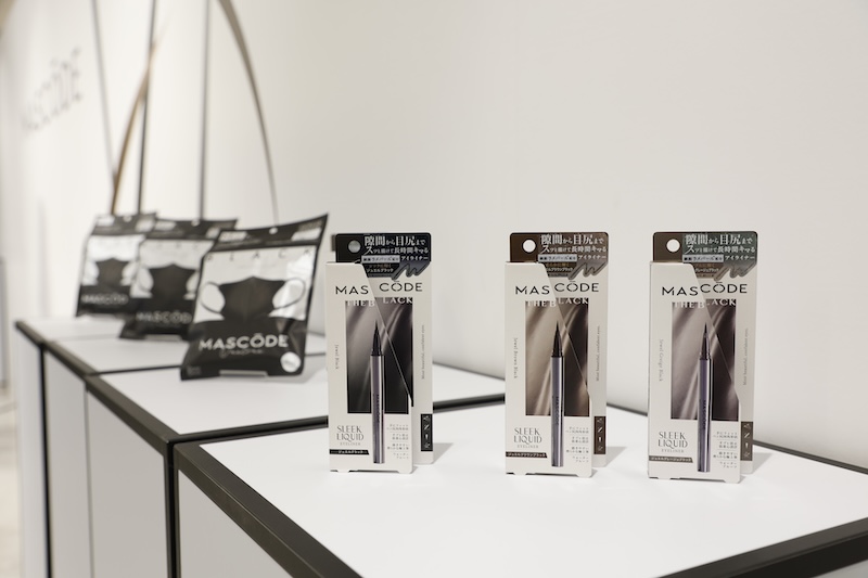 なめらかに、意志ある線を。Sleek=洗練をまとうリキッドアイライナー